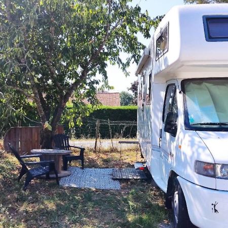 Charmant Camping-Car A La Campagne Labessiere-Candeil Екстериор снимка